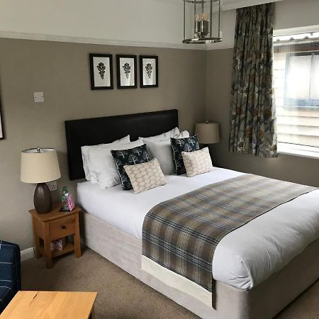 Oak Tree Lodge & Holiday Parking Burstow Екстер'єр фото