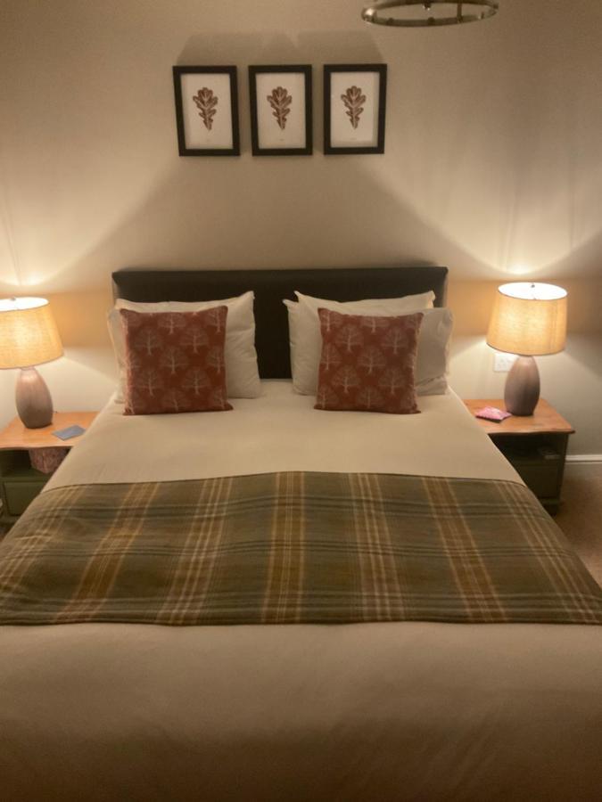 Oak Tree Lodge & Holiday Parking Burstow Екстер'єр фото