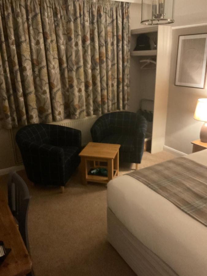 Oak Tree Lodge & Holiday Parking Burstow Екстер'єр фото